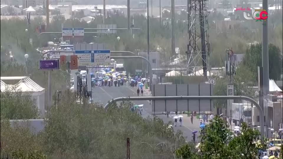 وقوف حجاج بيت الله الحرام على صعيد عرفات