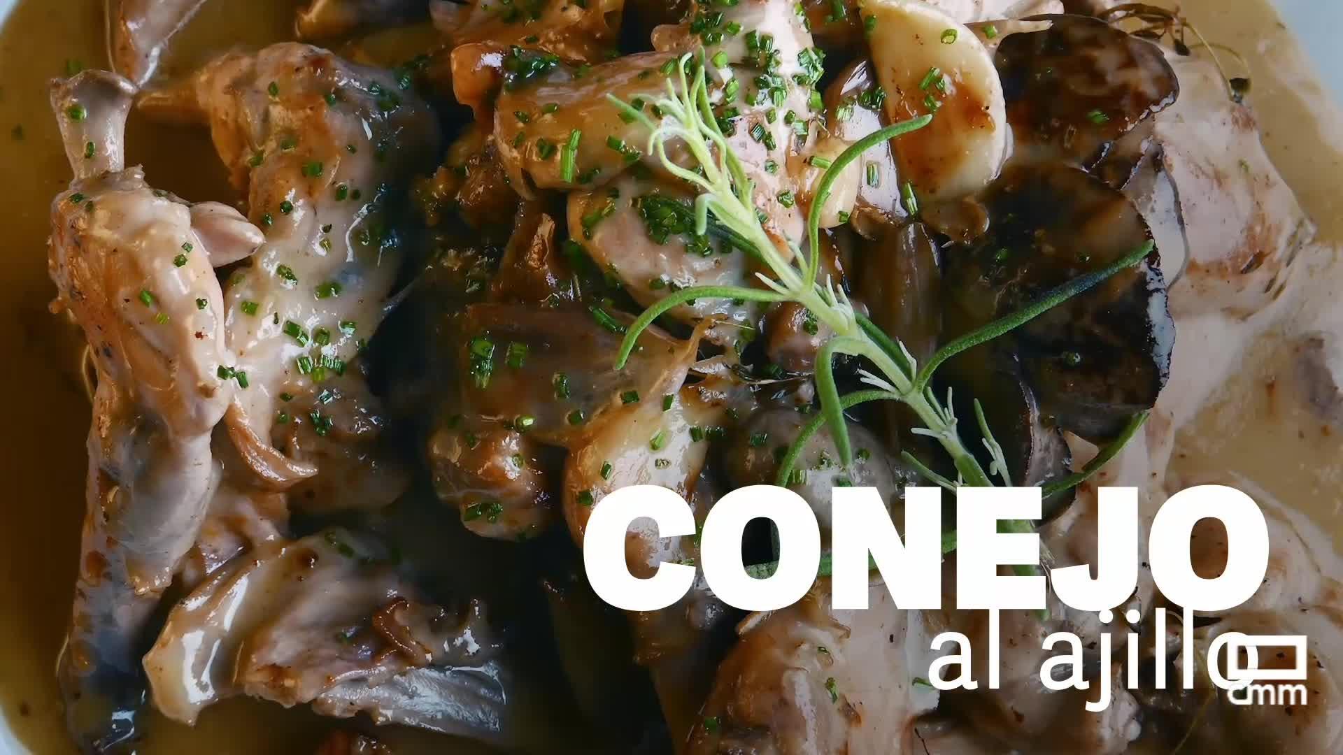 Receta de conejo al ajillo y ensalada de endivias con queso manchego